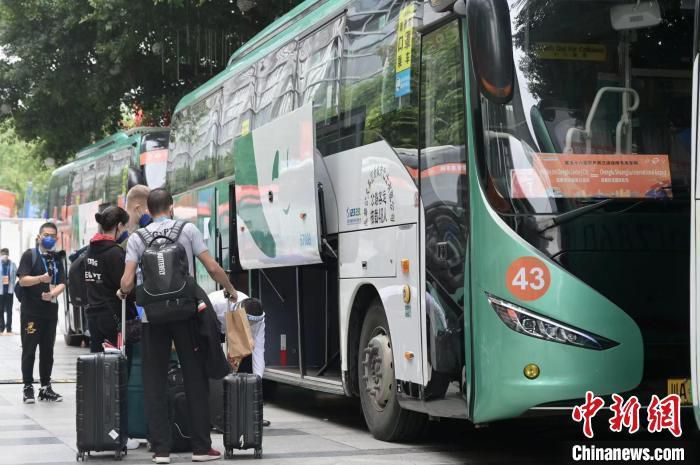 而当戴安娜在不断的成长中体会到了大爱的真谛，学会了如何真正地使用自己的神力，她终于成为了肩负全人类命运、足以拯救世界的正义化身